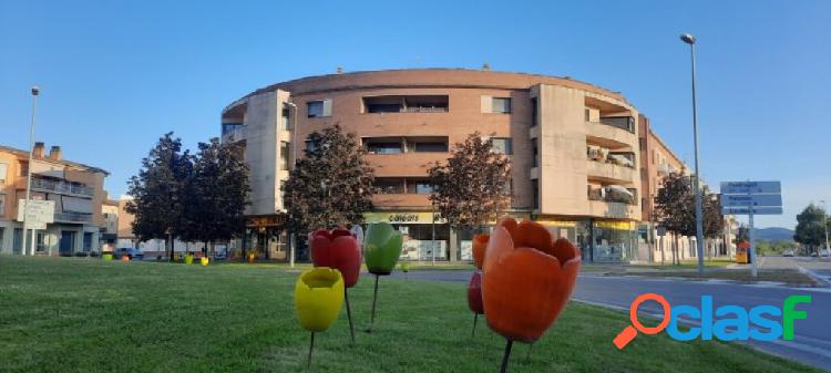 Bonito piso de 3 habitaciones, 2 cuartos de baños y una