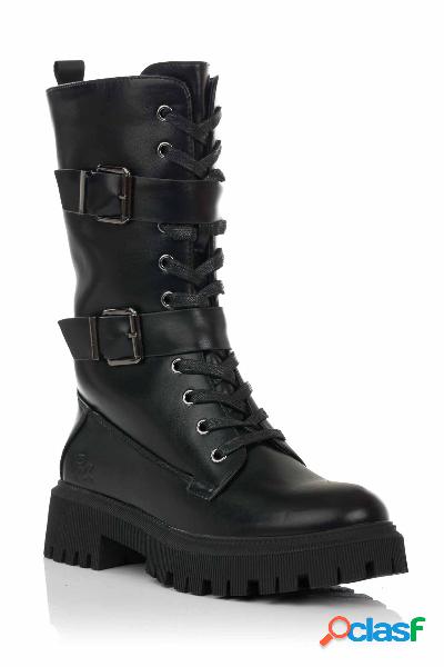 Bota militar con plataforma y hebillas