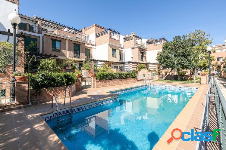 CASA CON GARAJE Y PISCINA EN EL CENTRO DE GRANADA