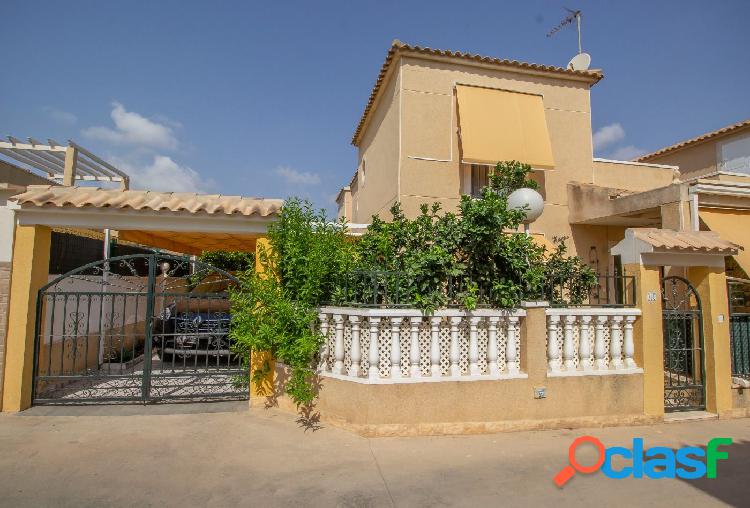 Casa Adosada en buen estado y cerca de todos los servicios