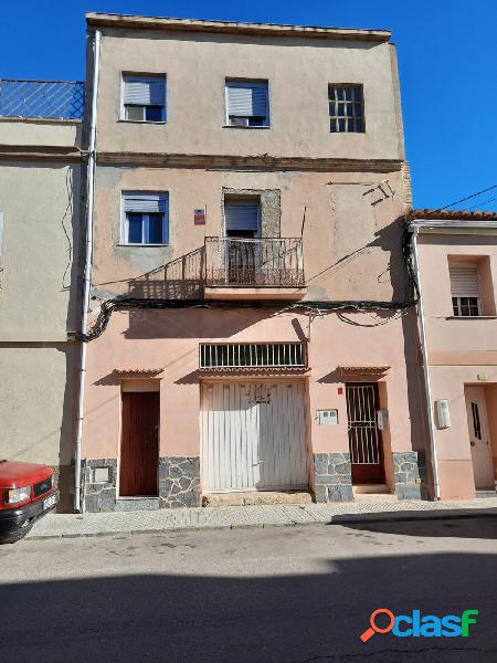 Casa adosada de planta baja y 2 alturas. barrio Sant