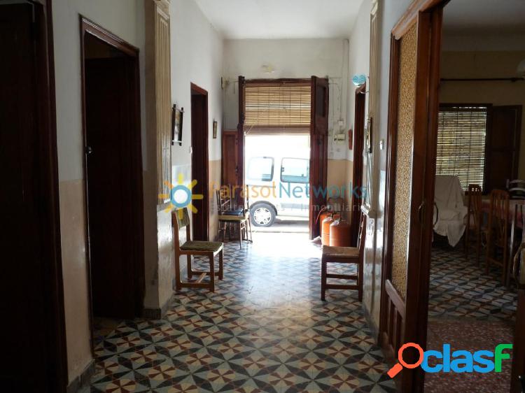 Casa con acceso a dos calles y f\xc3\xa1cil aparcamiento