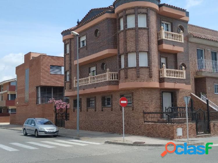 Casa de 217 m2 con 3 habitaciones, 4 ba\xc3\xb1os, garaje y