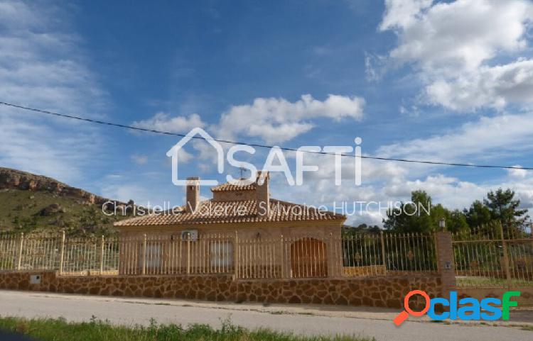 Casa de carácter rústico con 3 dormitorios y 2 baños en