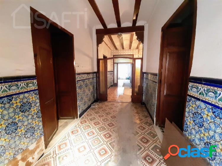 Casa de pueblo con inmenso jardín en pleno centro.