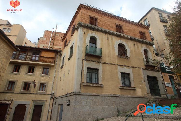 Casa de tres pisos en La Alh\xc3\xb3ndiga - Segovia