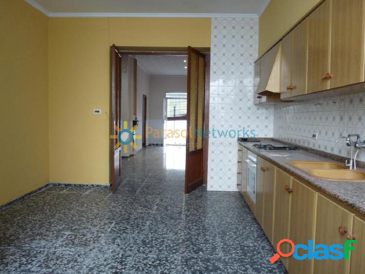 Casa rehabilitada con techo de vigas de madera cubierto de