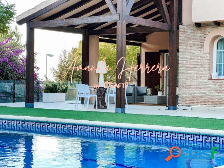 Chalet con Piscina en Torreguil