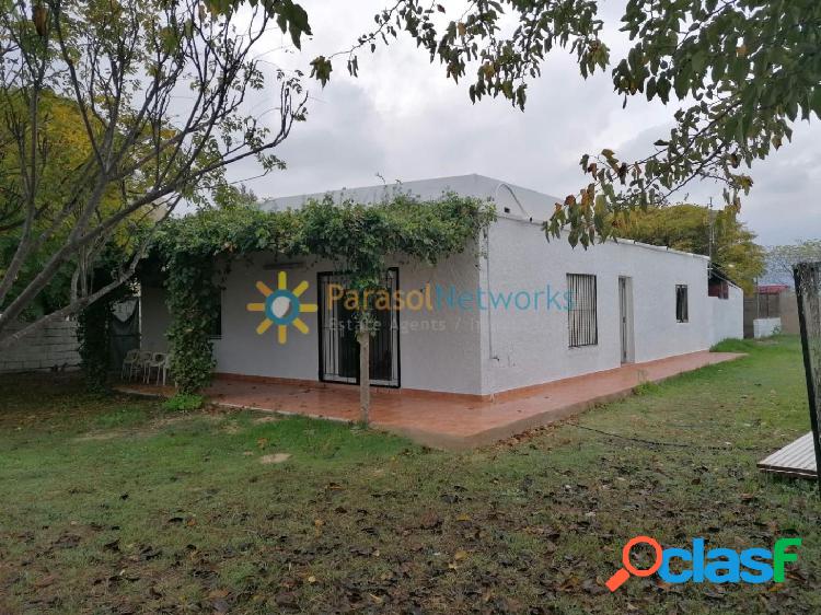 Chalet en venta con terrazas soleadas, a 500 metros de la