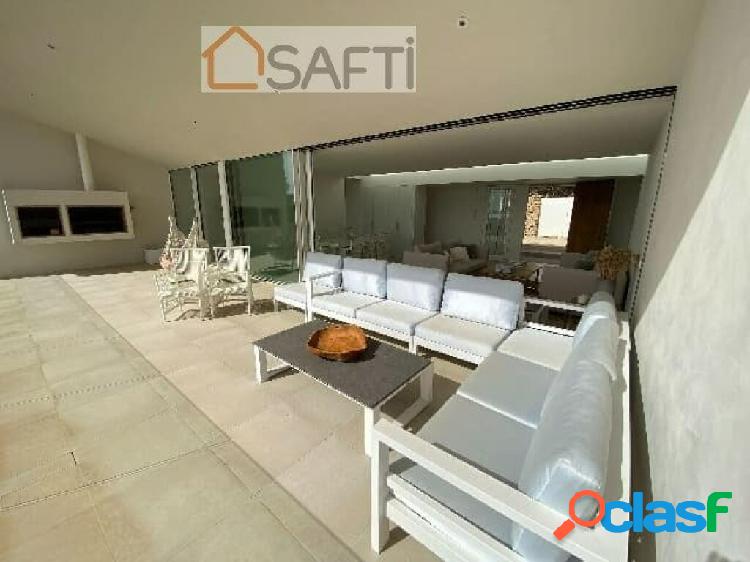 Chalet independiente situado en Cove Noves.