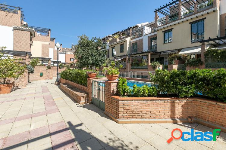 EXCLUSIVA Y ELEGANTE CASA ADOSADA EN GRANADA CAPITAL