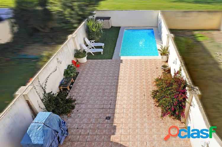 FANTASTICA ADOSADA CON GRAN PATIO Y PISCINA EN AMBROZ
