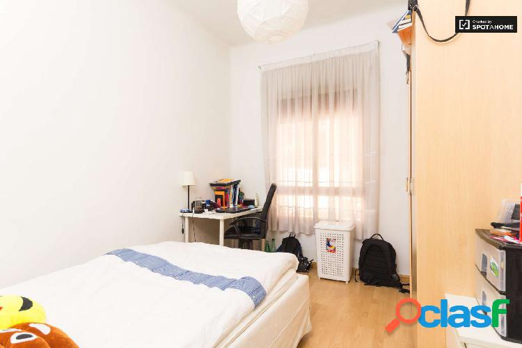 Habitaci\xc3\xb3n amueblada con escritorio en piso