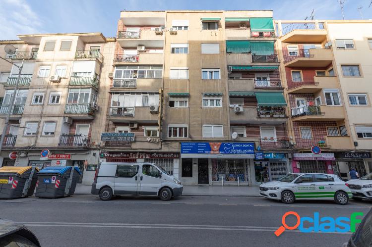 MAGNIFICO PISO EN AVENIDA DE DILAR, PARA VIVIR O INVERTIR.