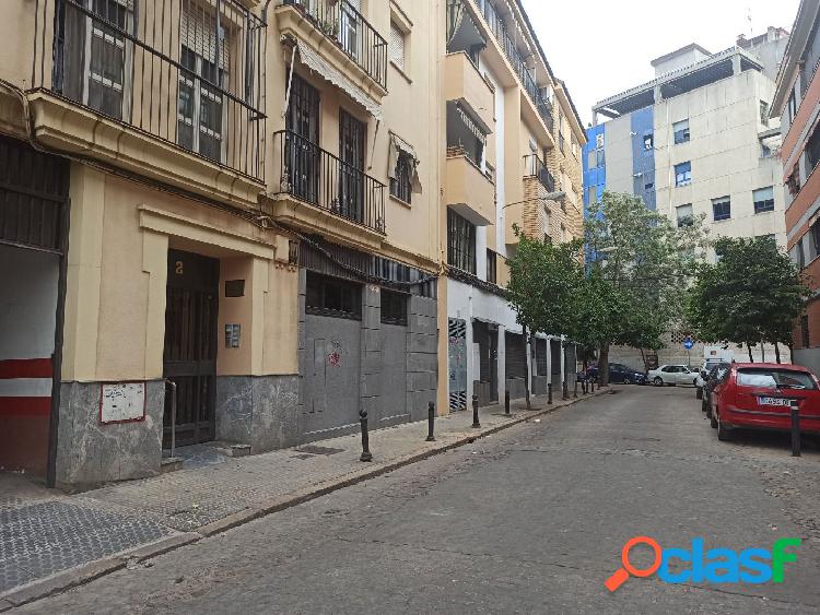 Magn\xc3\xadfica cochera junto a la Estaci\xc3\xb3n de Renfe