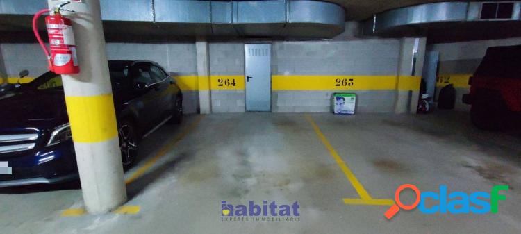 Parking grande en Pla\xc3\xa7a de les Corts Catalanes