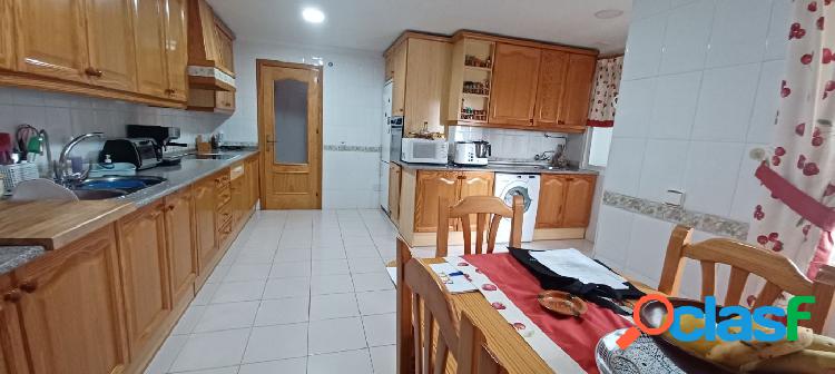 Piso a la venta con grandes dimensiones, espaciosa cocina, 3