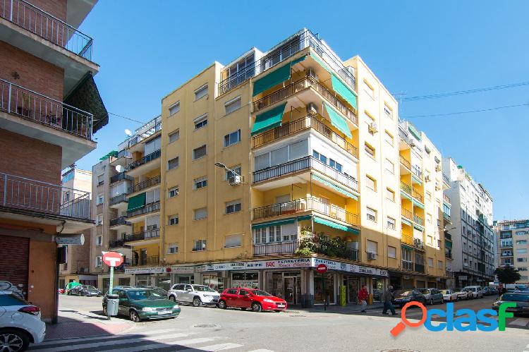 Piso de cuatro dormitorios, dos ba\xc3\xb1os zona Hipercor