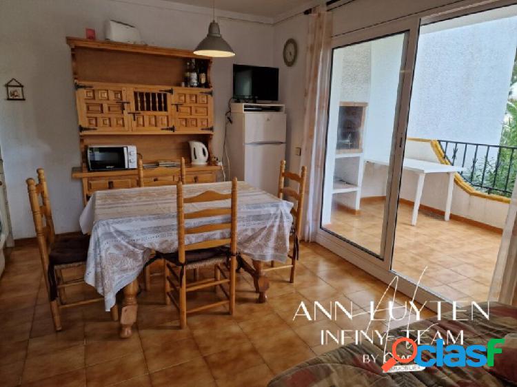 Piso en Els Jardins Roses con piscina y parking privado en