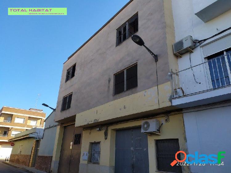 Ref: 00695 Se VENDE EDIFICIO COMPLETO, dentro de