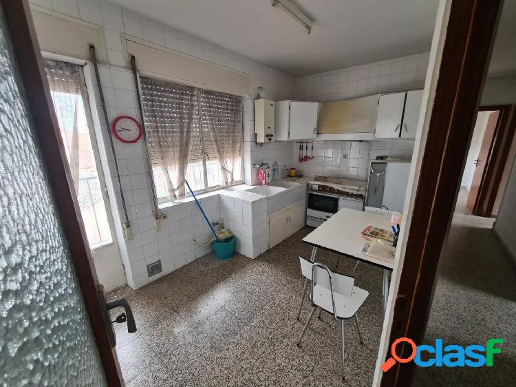 SE VENDE PISO DE 3 HABITACIONES EN EL CENTRO,PARA REFORMAR