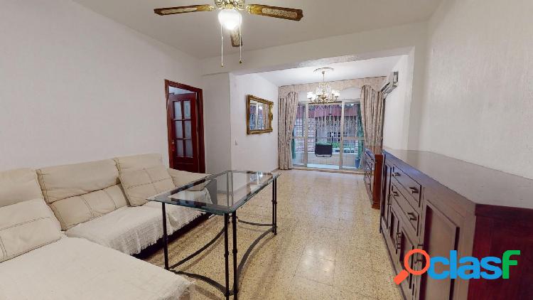 VIVIENDA DE 4 DORMITORIOS y 2 BA\xc3\x91OS ZONA LEVANTE