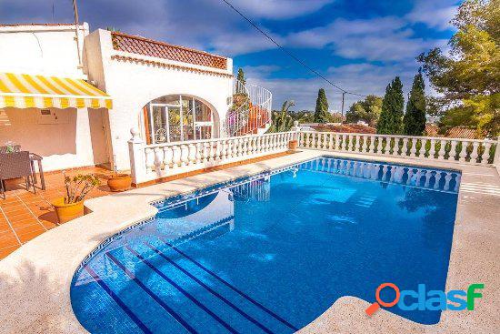 Villa con vista al mar y piscina en venta en Benissa.
