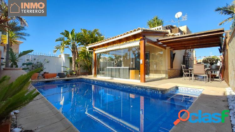 Villa de 3 dormitorios con piscina en San Juan de los