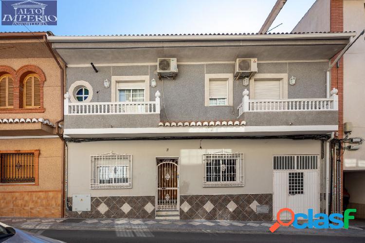 Vivienda con patio y cochera muy cerca de parada metro
