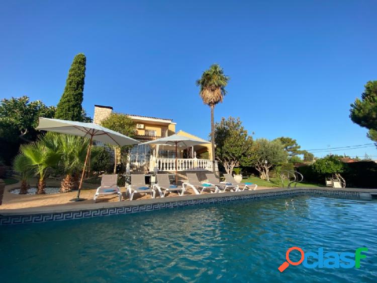 casa de encanto con piscina en la urbanización de las